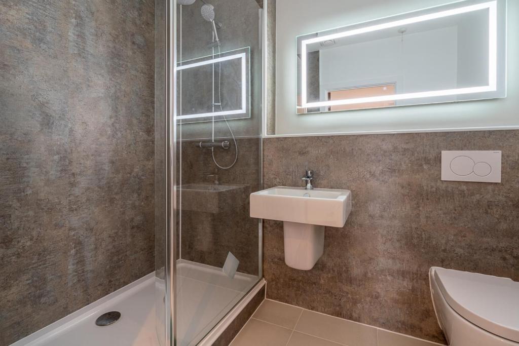 צ'לטנהם Central Penthouse With Hot Tub & Views 23 מראה חיצוני תמונה
